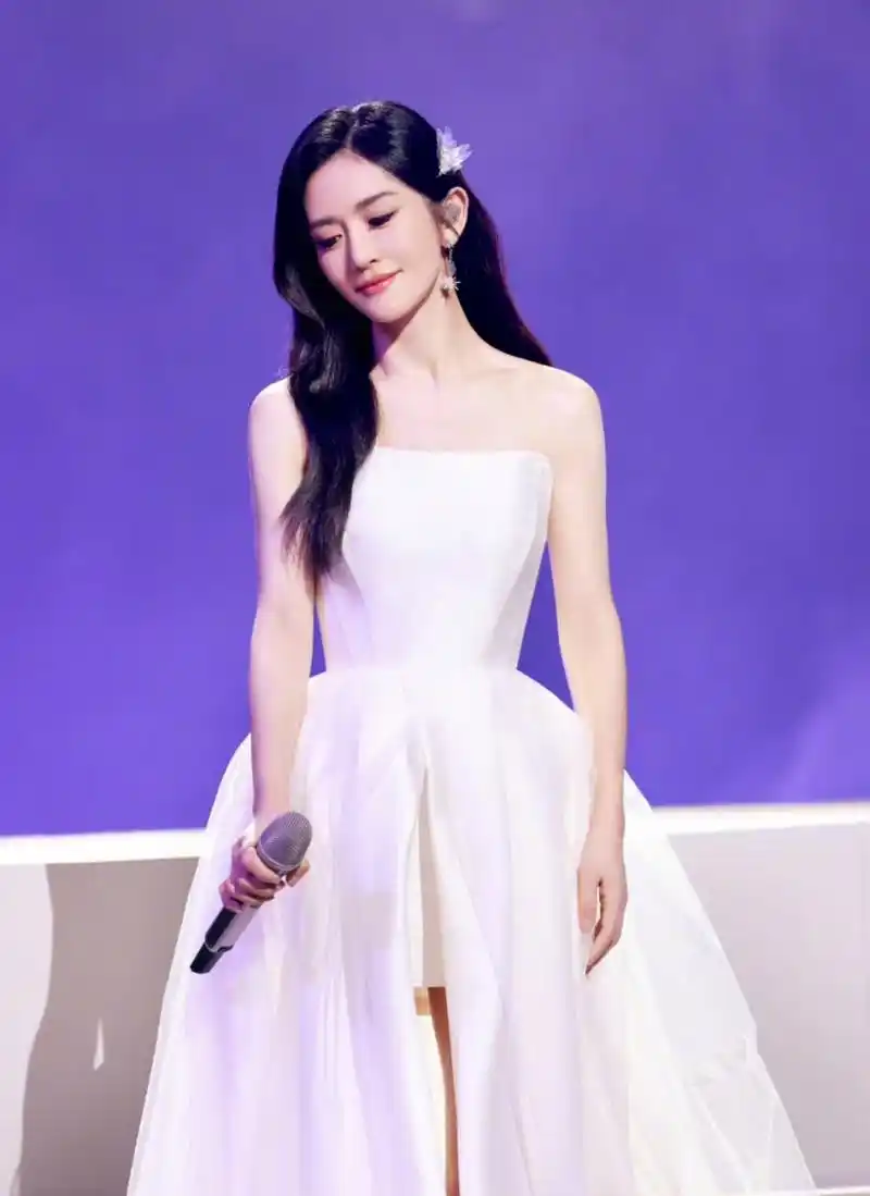 谢娜公演换上白色礼服变温柔了,不像前几次蹦蹦跳跳那么卖力,安静唱歌