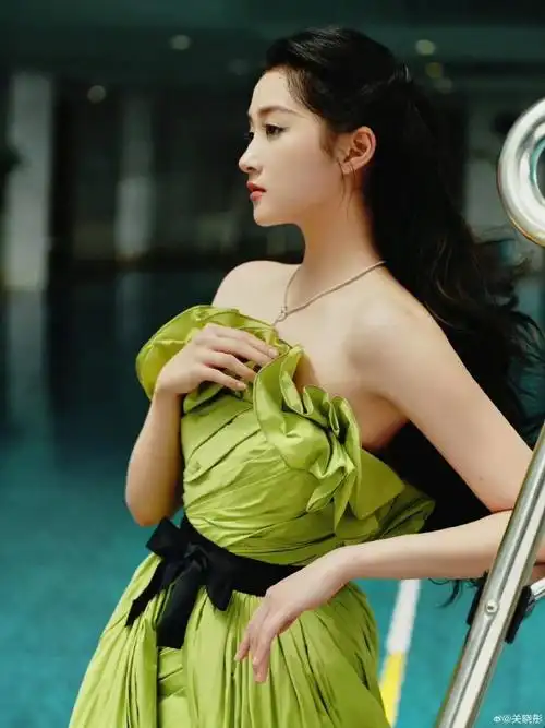 关晓彤牛油果绿裙##关晓彤抹胸开叉裙