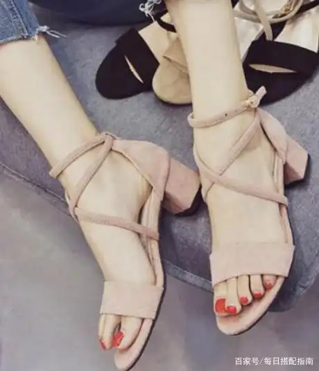 夏天穿凉鞋怎么不显脚黑?建议多选这"5个"颜色,时髦又显白