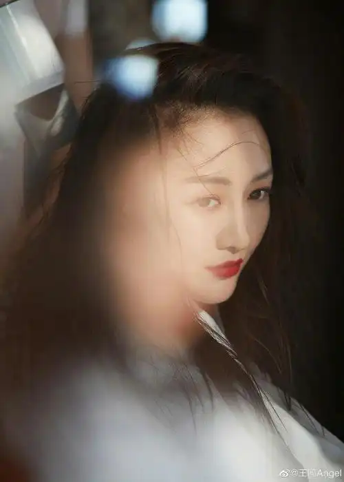 王鸥湿发浴袍光影侧颜照