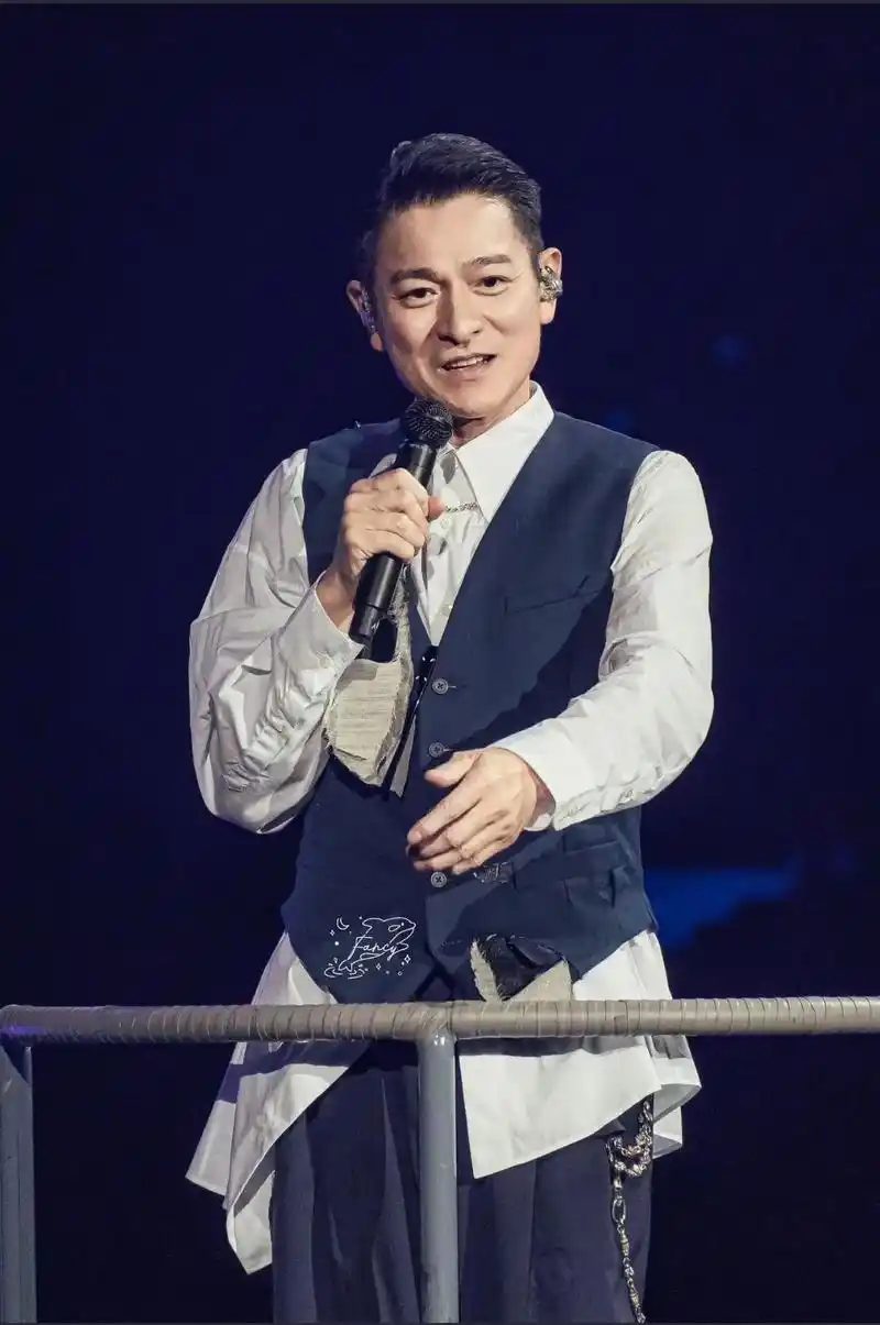 友情提示一下:请去看刘德华演唱会的朋友尽量拍清楚点,手不要抖