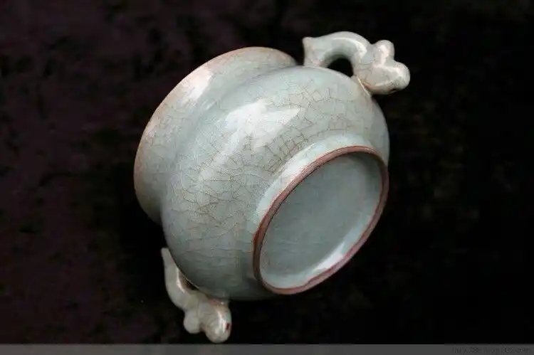 南宋官窑的"紫口铁足"特征,这里表现很显然看看"紫口"是无法模仿的.