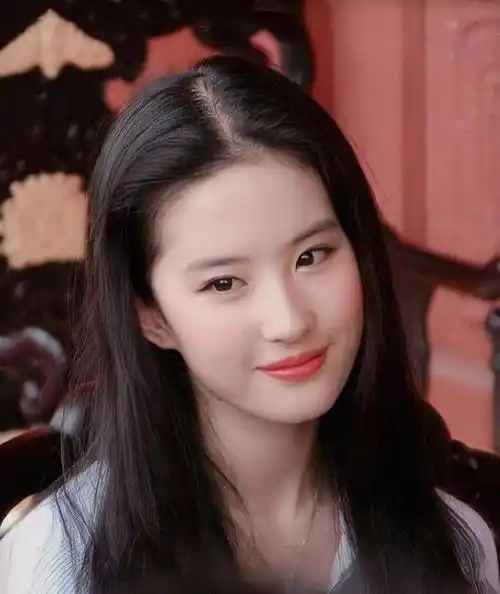 36岁刘亦菲穿紫色长袍参加活动!