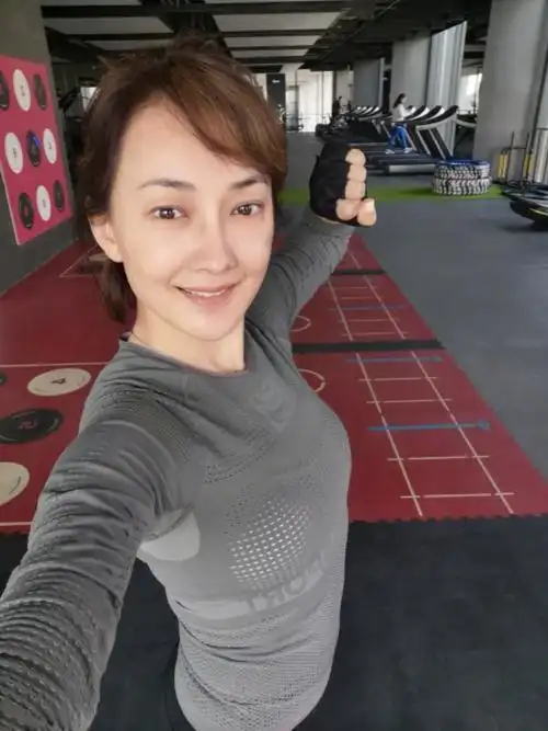 46岁牛莉大秀马甲线 与俩猛男自拍不输阵