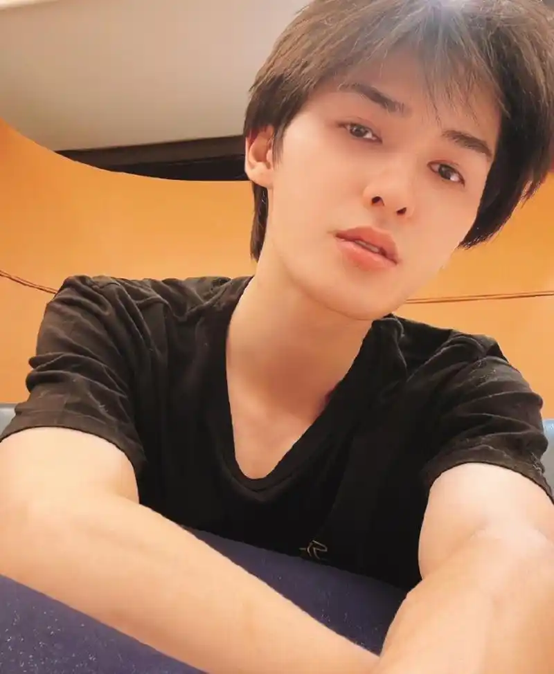 朱正廷素颜晒自拍  近日,朱正廷身穿黑色短袖,素颜晒自拍.