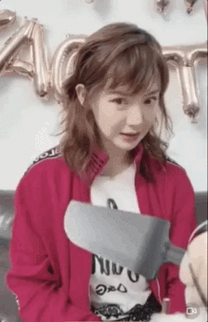 戚薇直播生日,可爱的lucky为妈妈庆生,网友:造型这么像毛晓彤呢