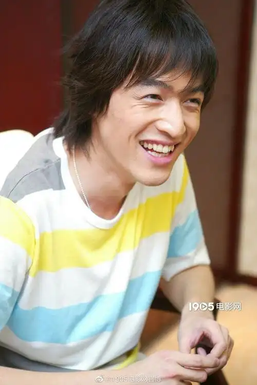 胡歌23岁青涩旧照曝光 面容稚气对镜比耶难掩帅气