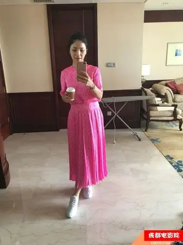 "照片中的胡可一身粉色长裙,脚踩一双运动鞋.