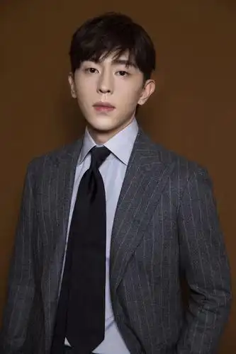 原创邓伦穿搭太酷了,穿蓝色衬衫配白色工装背带裤,个性又显魅力