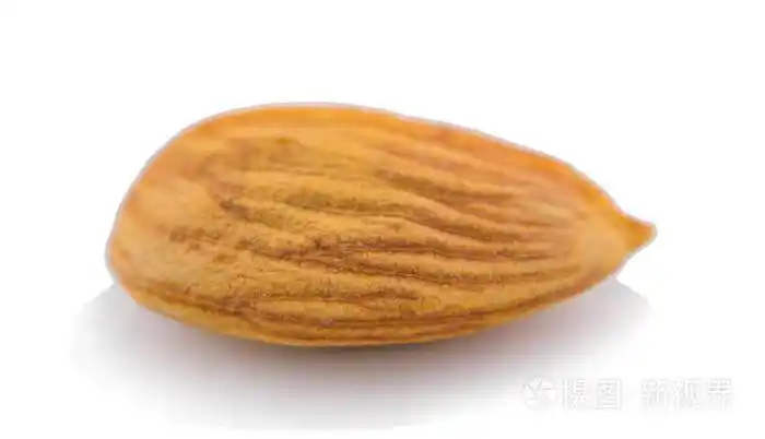 一颗杏仁坚果白色背景
