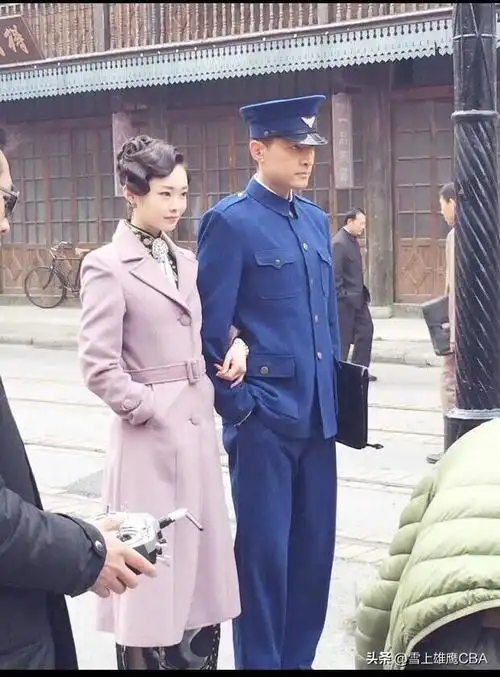 胡歌宋轶"婚纱照"曝光,宋轶小鸟依人,笑得太幸福