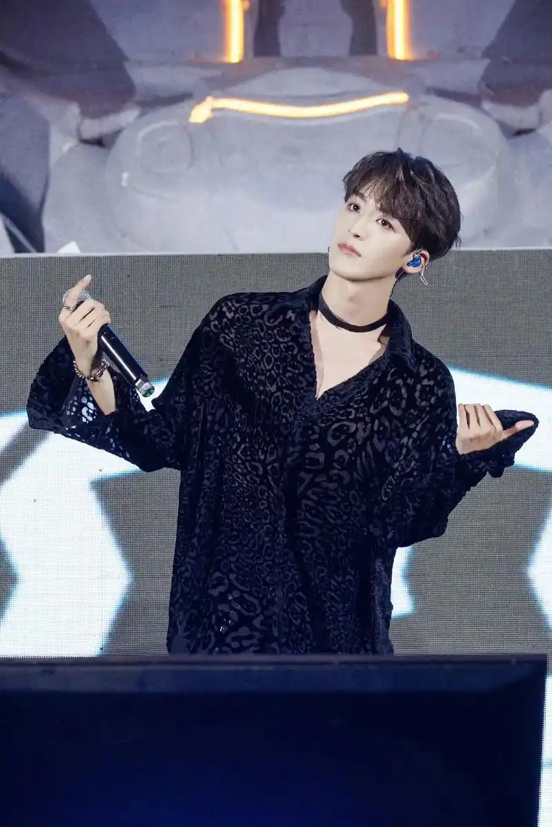 何洛洛 #腹肌#爱豆 #舞台无处不在 可甜可酷的爱豆何洛洛 - 抖音