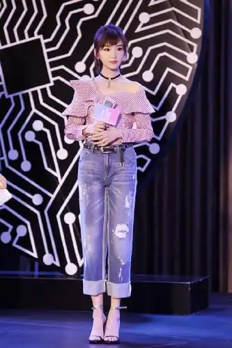 毛晓彤又变美了粉色衬衫牛仔裤真年轻腰间那块露的好性感