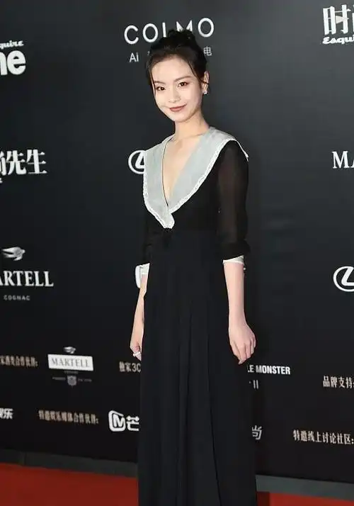 00后小花李庚希,气场已经很高级了,穿裙子看着很高级