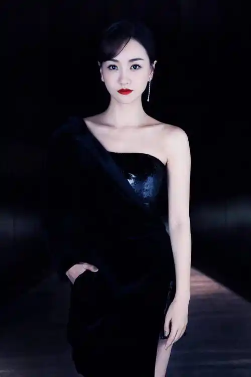 杨蓉身材小但气场强,一身黑色斜肩礼服干练时尚,红唇尽显霸气