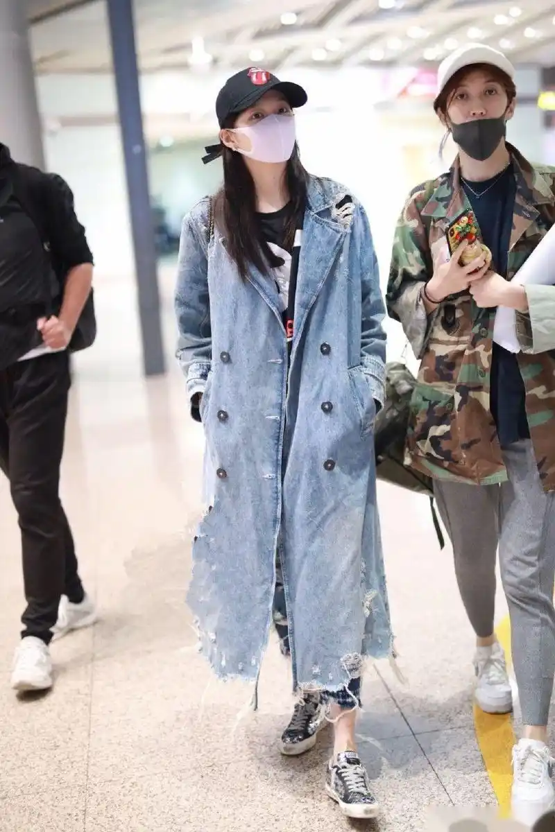 2019年5月5日,关晓彤现身北京机场,当天她身穿破洞长款牛仔大衣内搭黑