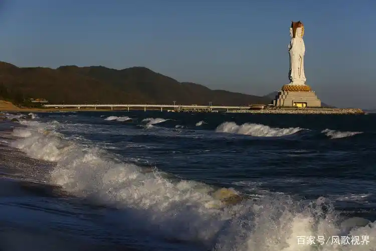 1月29日,三亚南山景区的海边景色迷人,夕阳映照着观音踏浪来.