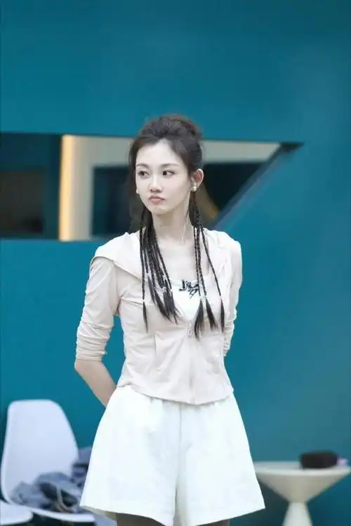 吊带抹胸裙搭珍珠耳环项链,皮肤白嫩嫩|穿搭|苗苗(演员)_网易订阅