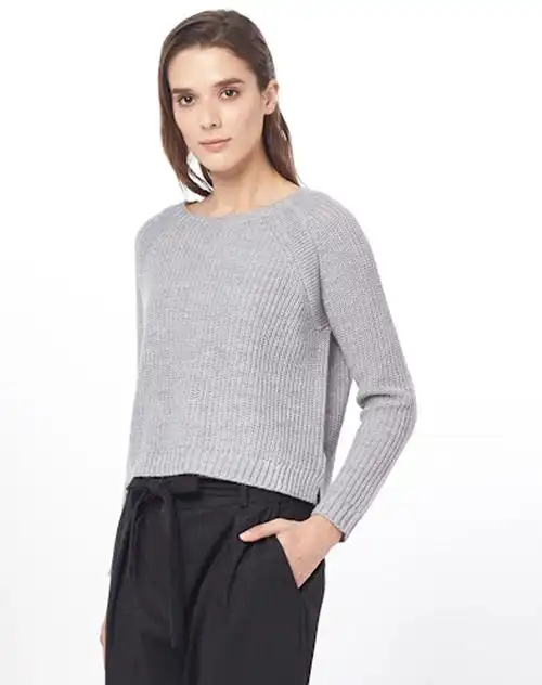 浅蓝灰色时尚简约长袖针织衫