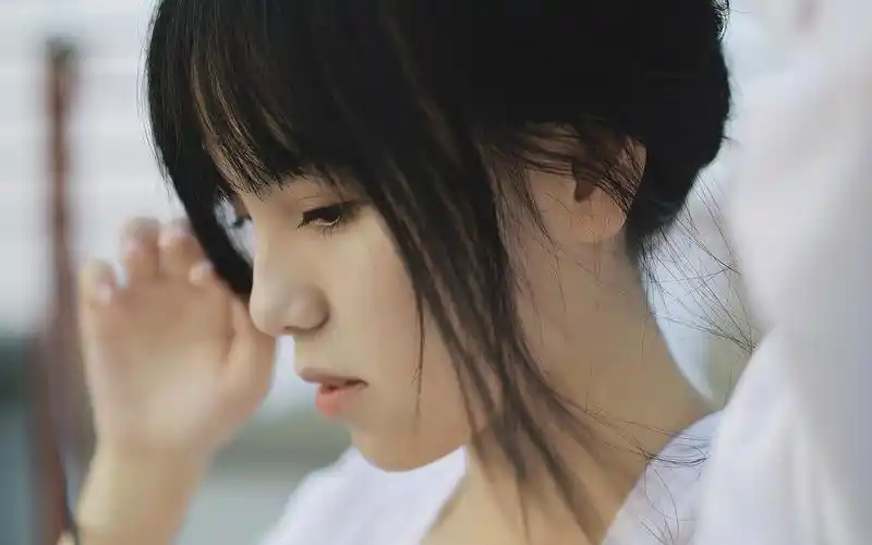 文艺少女复古写真图片