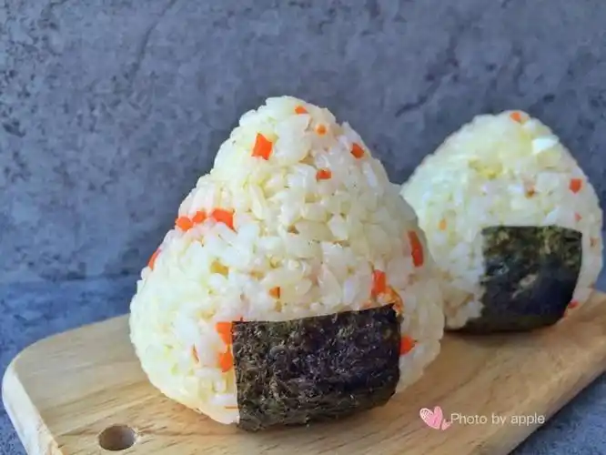 胡萝卜鸡蛋肉松三角饭团
