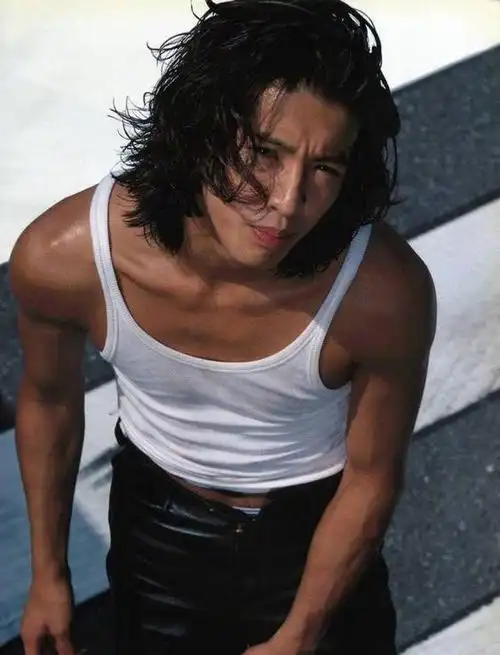 47岁木村拓哉一头白发吃汉堡黑色皮裤太帅气重现长发时的不羁