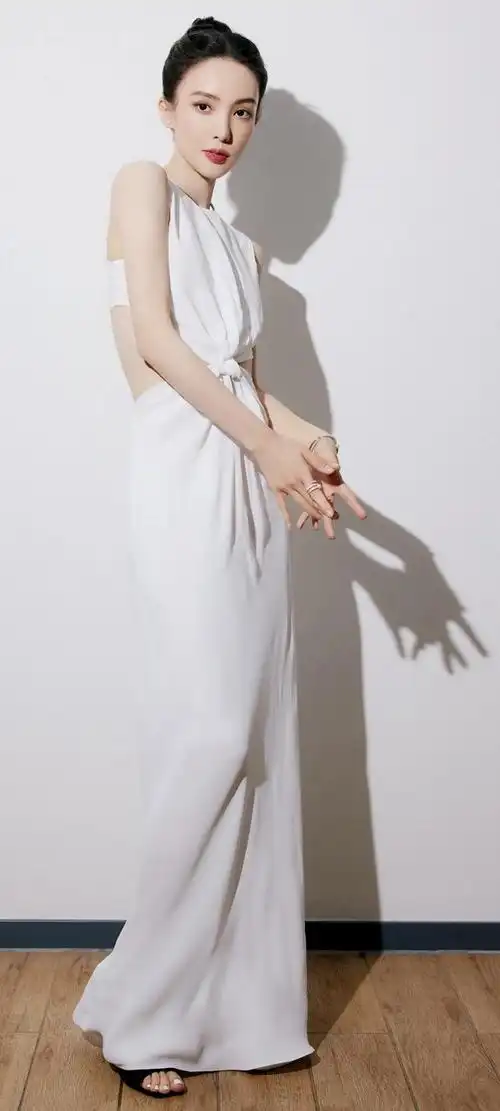 在这组壁纸中,金晨化身为时尚的代表,展现了她的多面魅力.