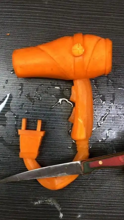 美食雕刻:用胡萝卜做吹风机
