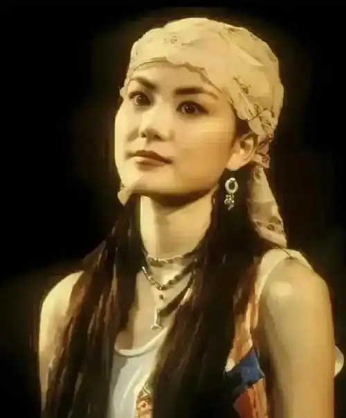 王菲逛街被抓拍穿超短裤连臀型都遮不住腿细长优雅