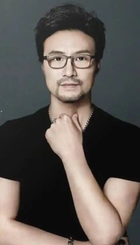 汪峰23岁青涩旧照曝光造型惊人网友章子怡是真爱