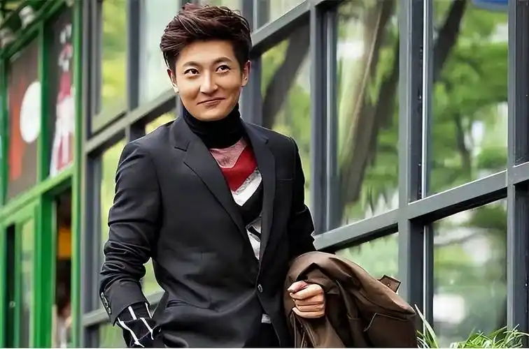 原创曾是话剧界大神转行演戏甘当配角42岁郭京飞为啥如此有魅力