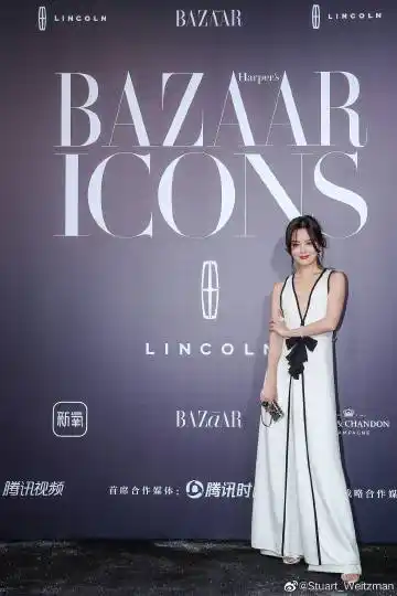 辛芷蕾 穿着@stuart_weitzman (思缇韦曼) #nudist# 白色一字带高跟