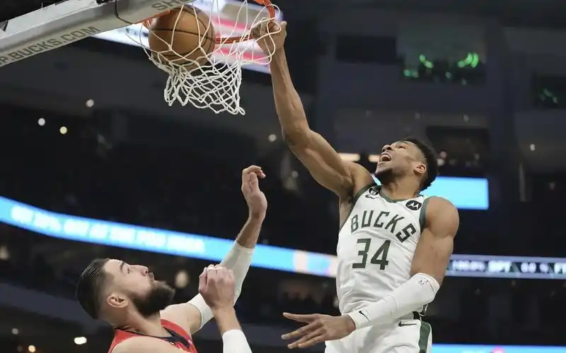 "字母哥"暴扣鹈鹕中锋瓦兰.  图/视觉中国