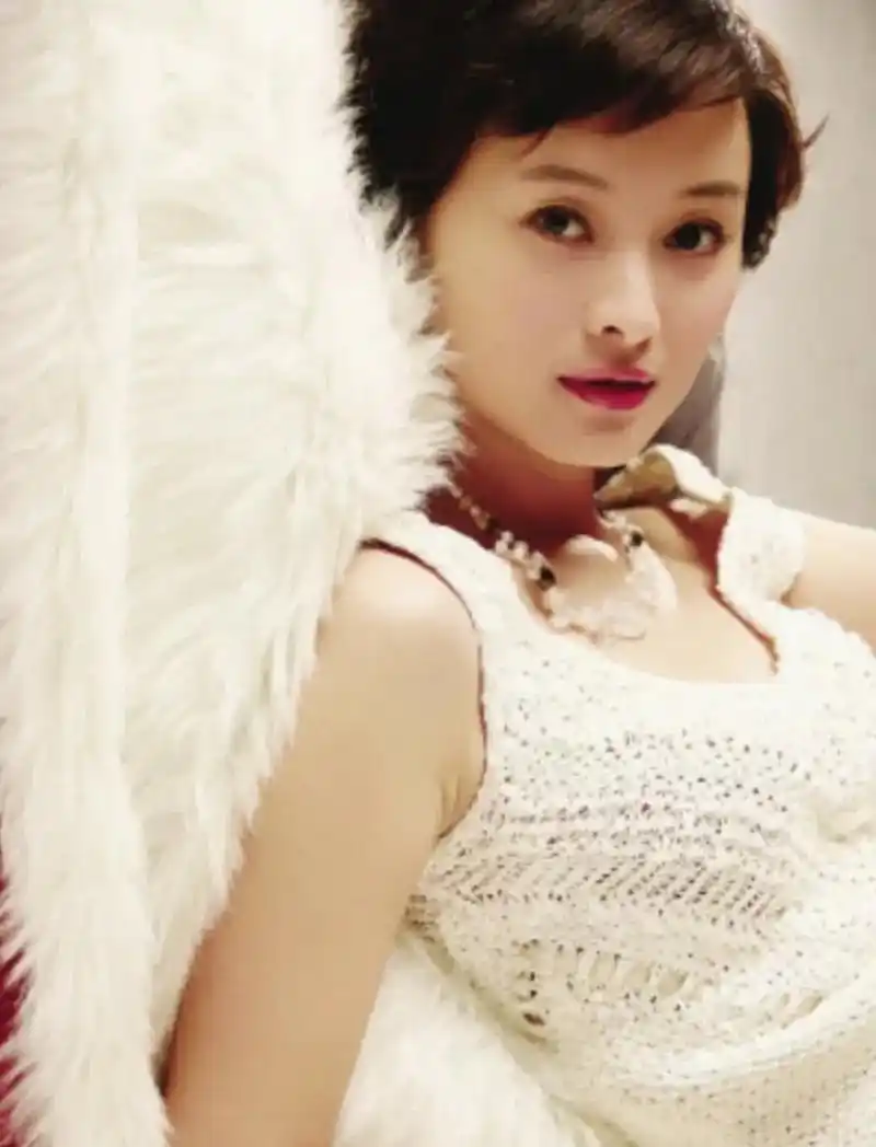 吴越年轻时的照片真的是太美了,清纯温婉,落落大方