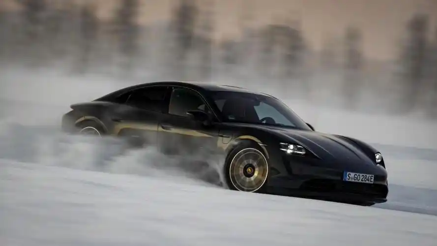 在雪地里飞驰的炫酷跑车,高清图片,汽车壁纸-回车桌面