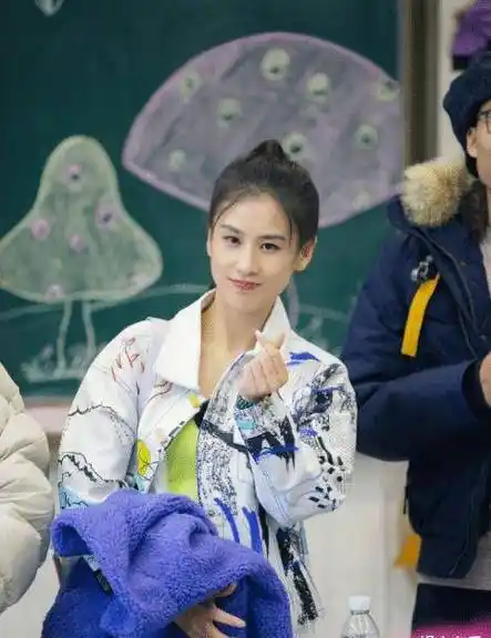 黄圣依一家为小儿子庆生,安迪胖嘟嘟超萌,安麟霸气背手气场强_杨子