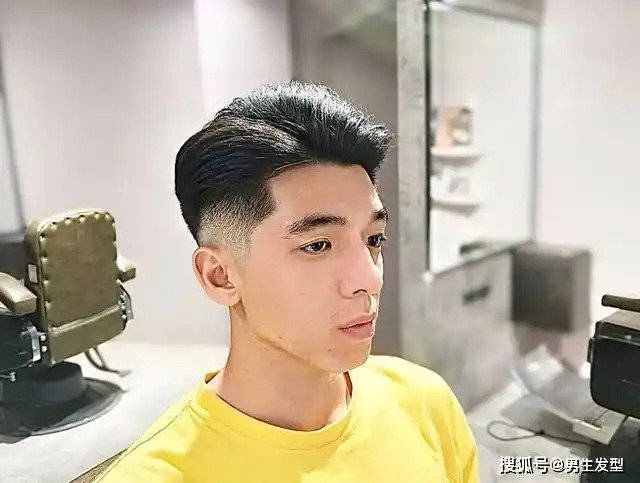 第3款:"两边铲光"三七分发型