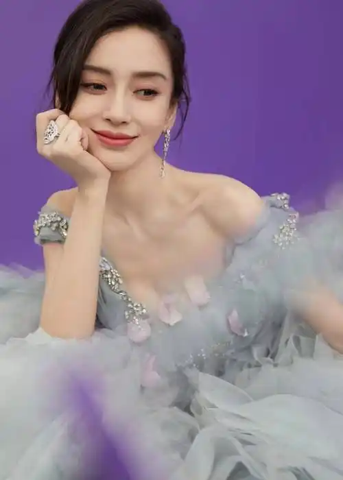 angelababy(杨颖),神仙颜值,身材凹凸有致,美得不可方物!
