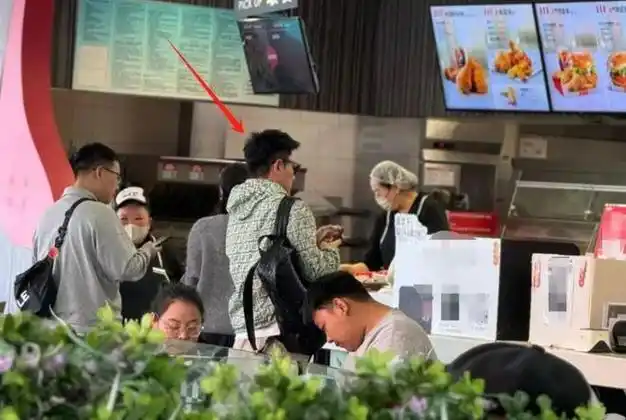 父爱满满贾乃亮带甜馨畅玩欢乐谷身旁还有一位陌生女子