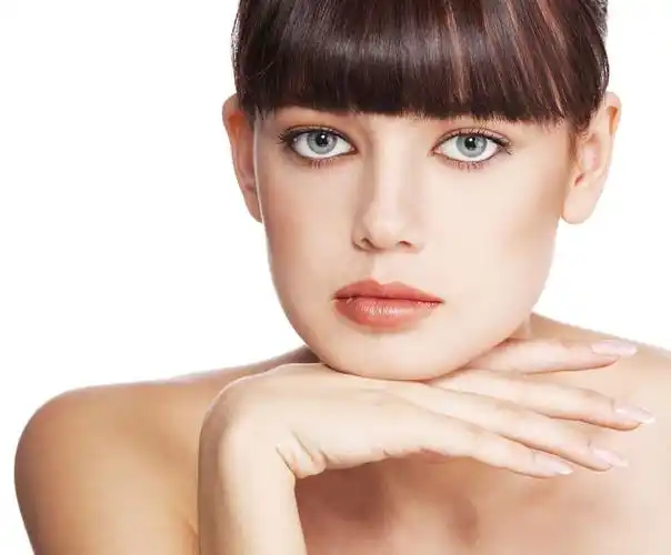 裸肩女人脸部特写高清图片图片