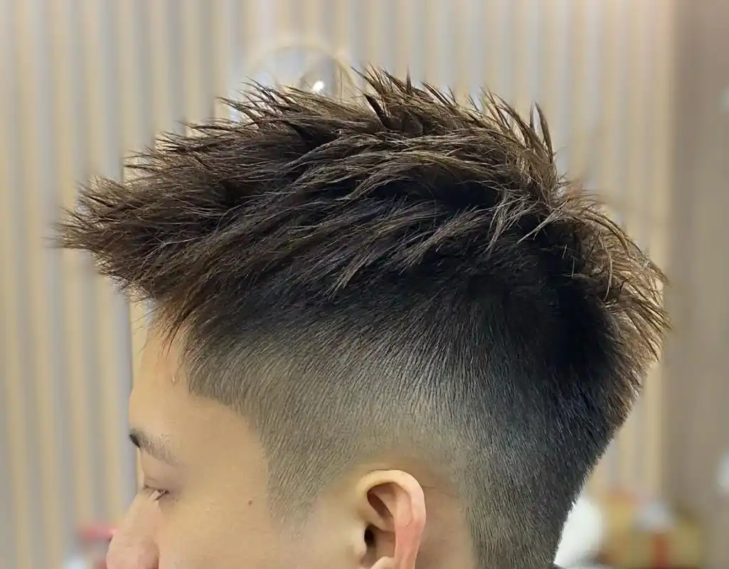 男生短发推荐:钢夹摩根烫 长度5厘米,随意抓点造型品就出门的发型