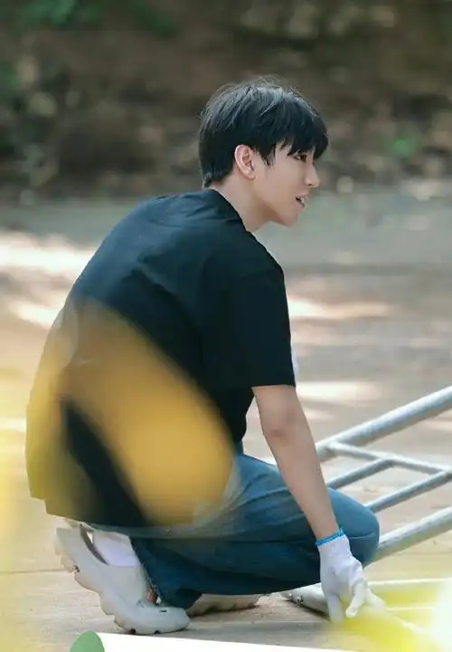 王俊凯穿了洞洞鞋