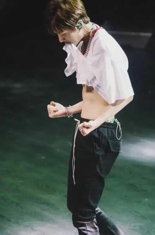 王一博绝世好腰名不虚传,撩人"鲨鱼肌"更添男人魅力!_腾讯新闻