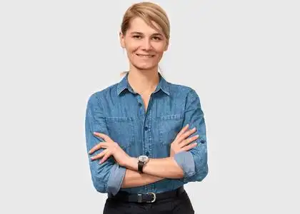 女企业家与跑步姿势水平工作室肖像美丽的微笑商务妇女与金发穿牛仔