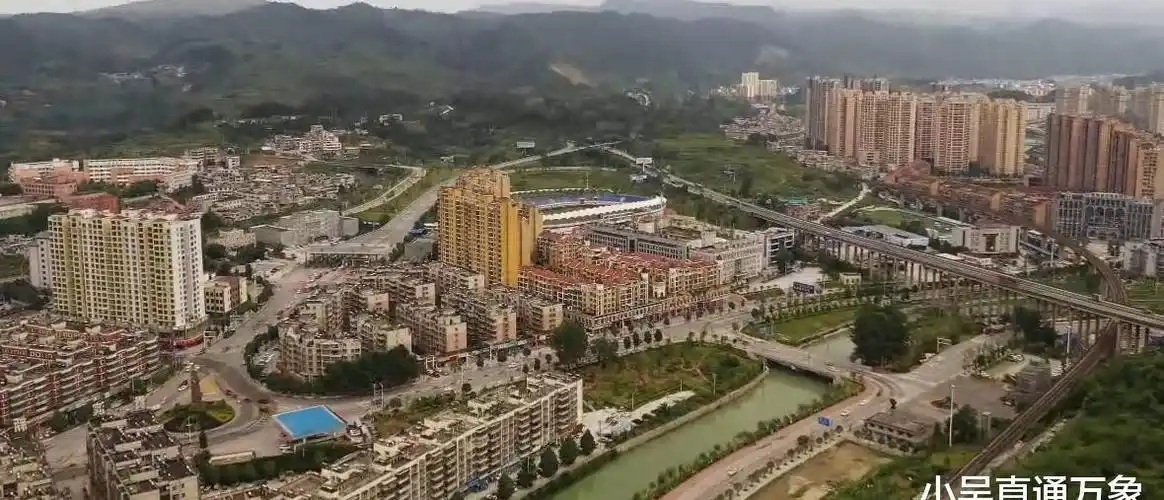 贵州贵定县的繁华街头,一个飞速发展的小县城