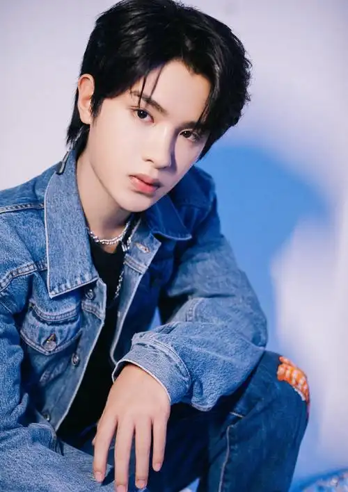 黄明昊一身牛仔look,清爽休闲,满满少年感