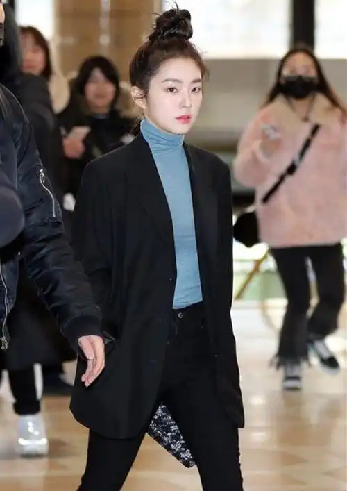 裴珠泫出征时装周,高腰牛仔外套搭配豹纹包臀裙,尽显时尚韩范