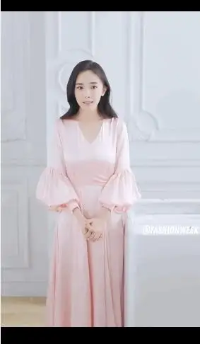 腰线不是特别贴身,再加上浅色显胖,让杨幂原本的蚂蚁腰看起来像怀孕几