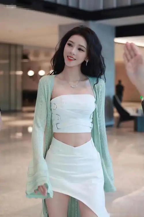 张予曦夏日清新纯欲穿搭,白色套装配绿色针织开衫