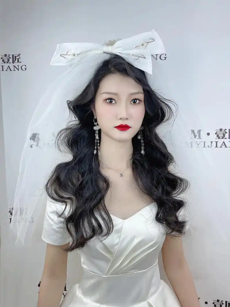 白纱披发造型南昌新娘跟妆婚纱礼服